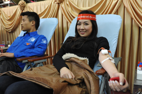 Dương Tú Anh trong lần đầu tiên hiến máu nên hơi hồi hộp. Nhưng, 