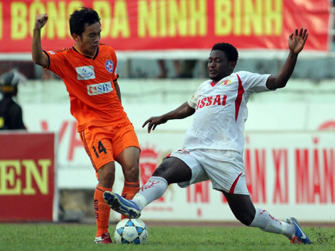 Các cầu thủ V.Ninh Bình (trái) rất muốn có chiến thắng trước SHB Đà Nẵng chiều nay. ảnh: VSI