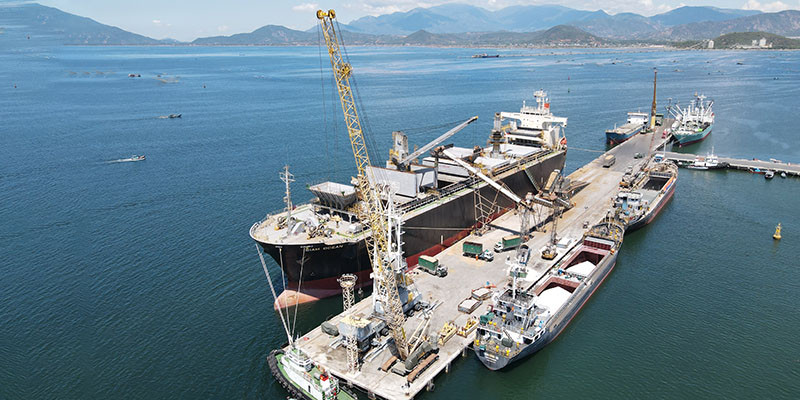 Bốc dỡ hàng hoá tại khu vực cảng Cam Ranh - nằm tại vịnh Cam Ranh. Ảnh: L.H.