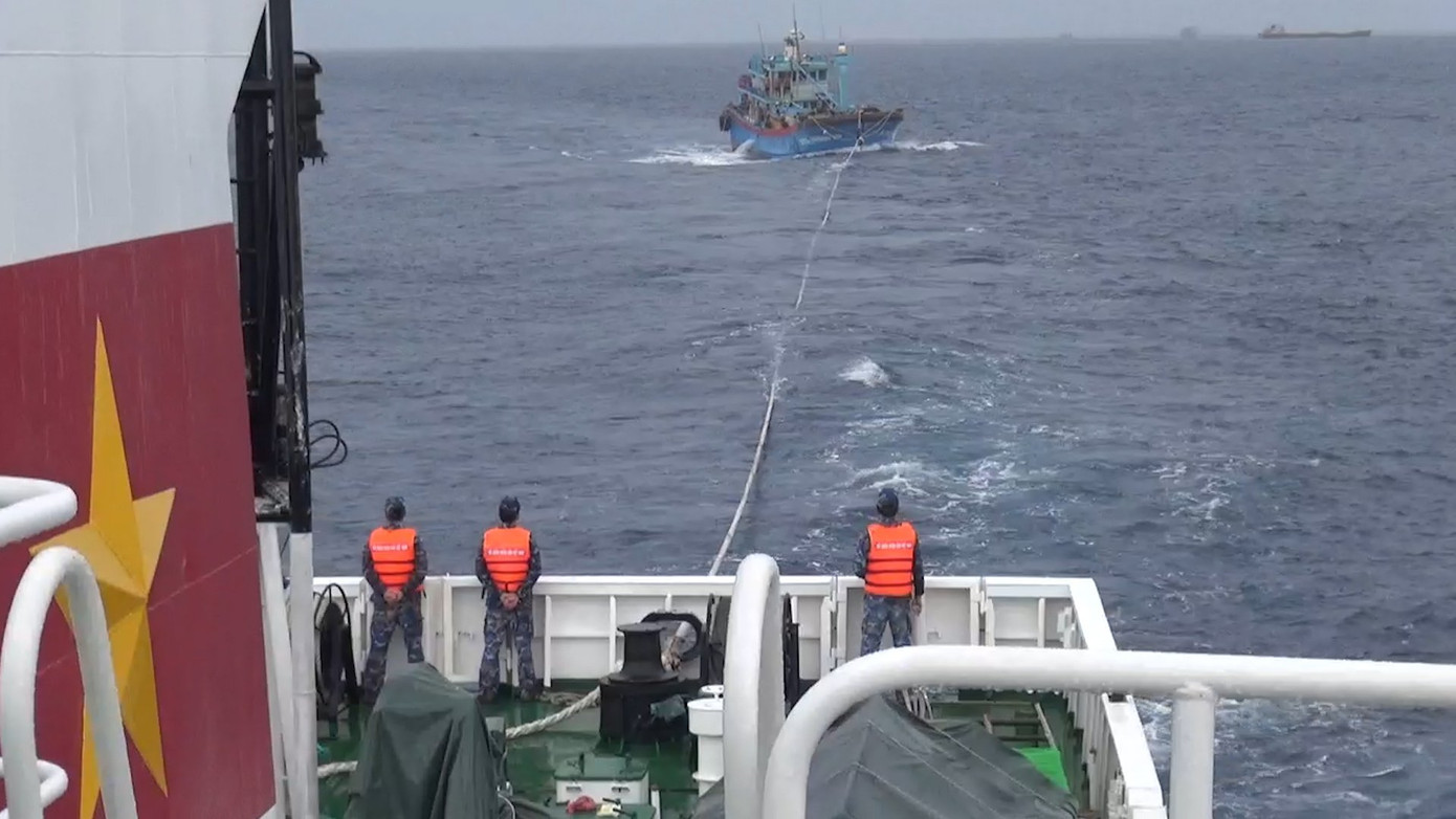 Tàu 461 lai dắt tàu cá BTh 95968 về đảo Đá Lớn sửa chữa. Ảnh: Thanh Hoàng.