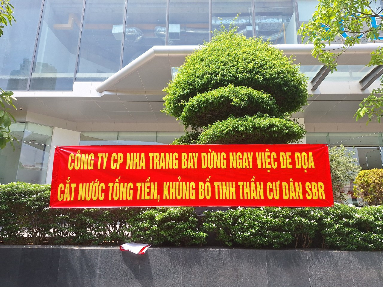 Cư dân chung cư Scenia Bay Nha Trang treo băng rôn phản ứng việc cắt điện thang máy.