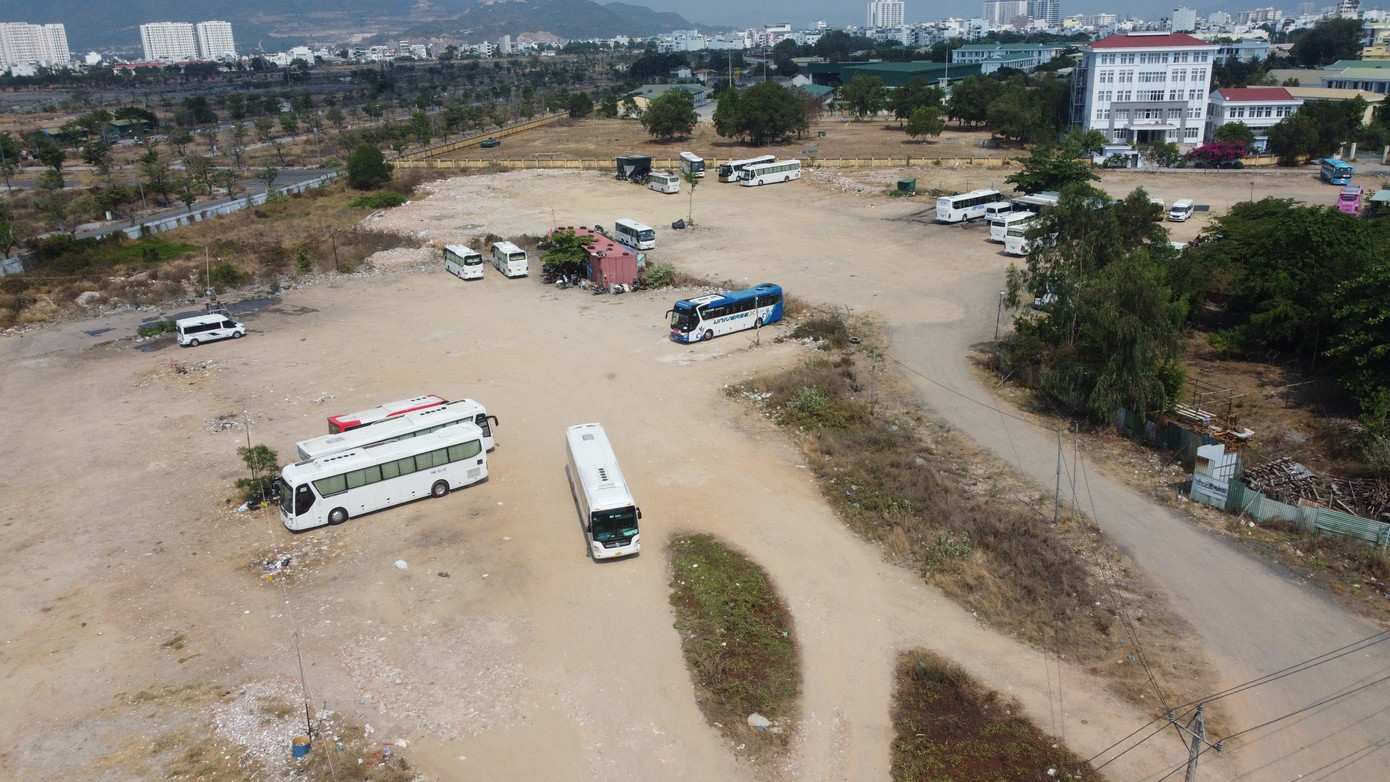 Bãi giữ xe trái phép của ông Trần Hồng Đức lúc còn hoạt động. Ảnh: L.H. Bãi giữ xe trái phép của ông Trần Hồng Đức lúc còn hoạt động. Ảnh: L.H.