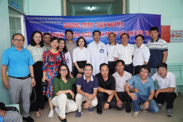 Chi hội Nhà báo văn phòng đại diện, thường trú Khánh Hòa dành ngày 21/6 để đưa niềm vui đến bệnh nhân mắc bệnh phong. Chi hội Nhà báo văn phòng đại diện, thường trú Khánh Hòa dành ngày 21/6 để đưa niềm vui đến bệnh nhân mắc bệnh phong.