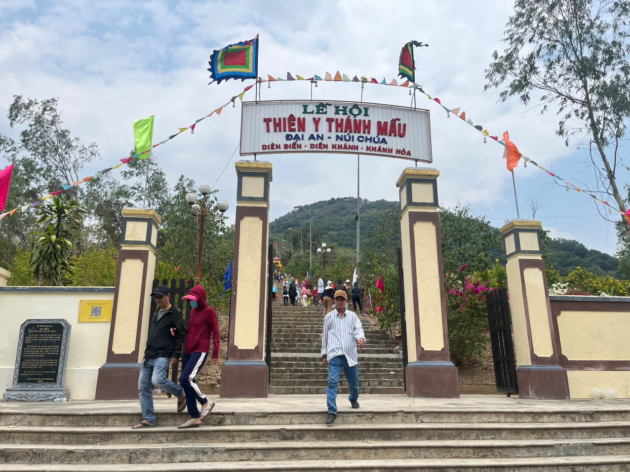 Người dân đi lễ tại di tích Am Chúa của huyện Diên Khánh.