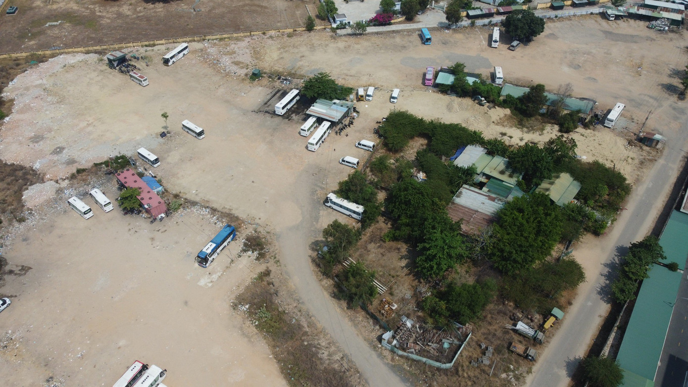 Bãi giữ xe trái phép xuất hiện trên khu đất Sân bay Nha Trang cũ. Ảnh: L.H. Bãi giữ xe trái phép xuất hiện trên khu đất Sân bay Nha Trang cũ. Ảnh: L.H.