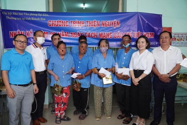 Đại diện Chi hội Nhà báo văn phòng đại diện, thường trú Khánh Hòa trao quà cho bệnh nhân. Đại diện Chi hội Nhà báo văn phòng đại diện, thường trú Khánh Hòa trao quà cho bệnh nhân.