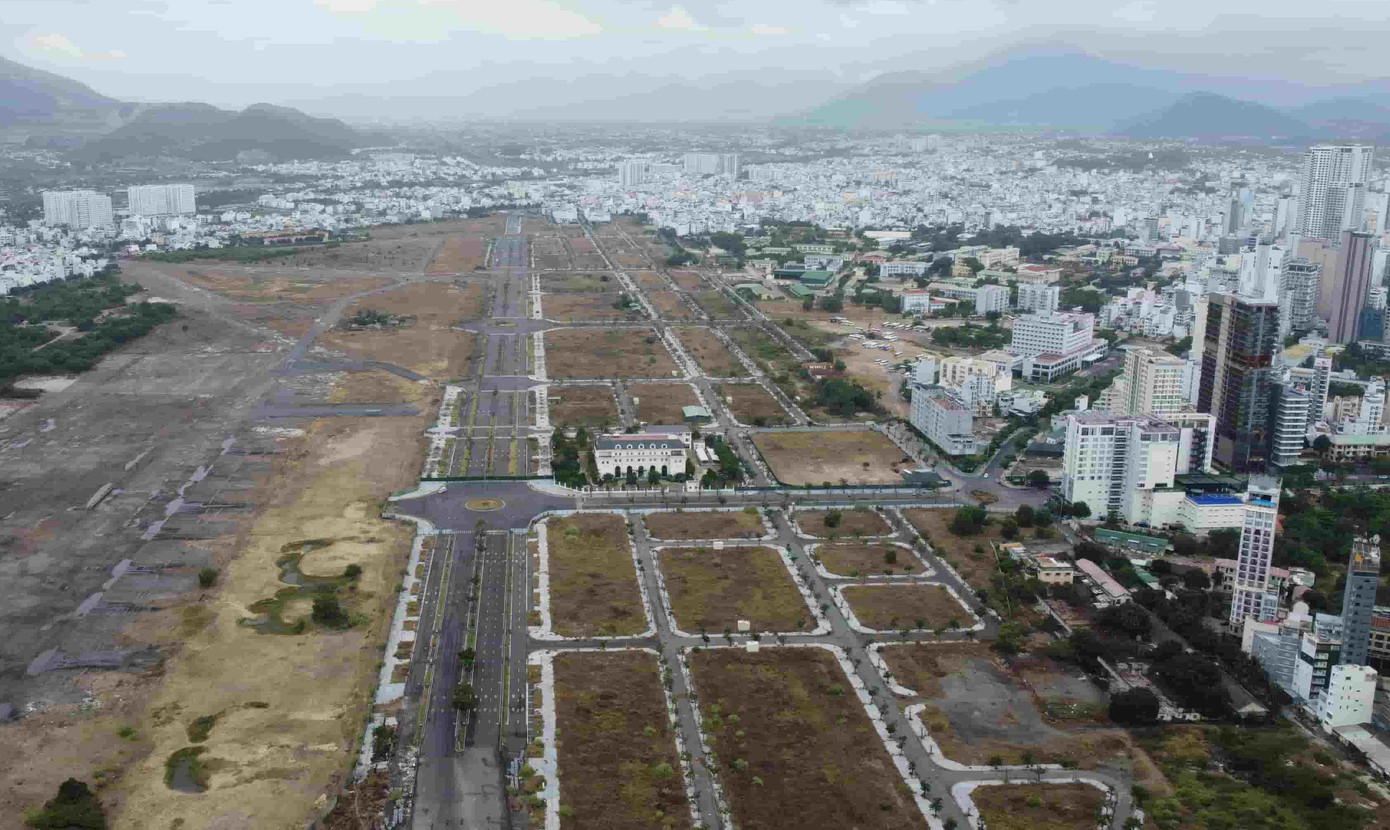 Cơ quan điều tra hình sự đề nghị khách hàng đã ký hợp đồng với Tập đoàn Phúc Sơn để mua đất dự án tại Sân bay Nha Trang cũ thì liên hệ để làm việc. Ảnh: H.L.