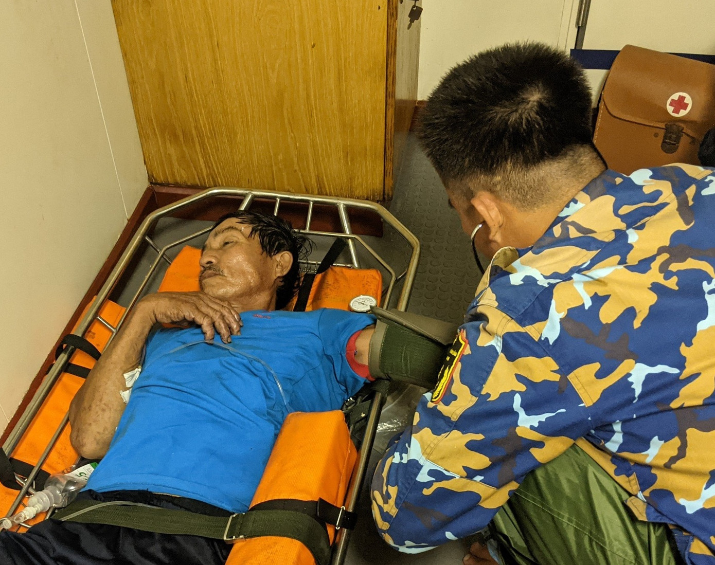 Lực lượng quân y Tàu 468 sơ cứu cho ngư dân Nguyễn Văn Nhân. Ảnh: Nguyễn Nam.