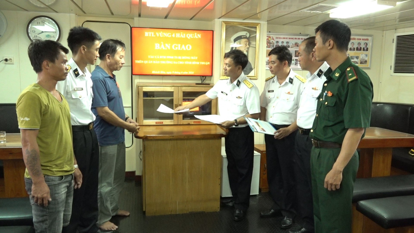 Bộ Tư lệnh Vùng 4 Hải quân bàn giao tàu cá BTh 95968 cho địa phương. Ảnh: Thanh Hoàng.