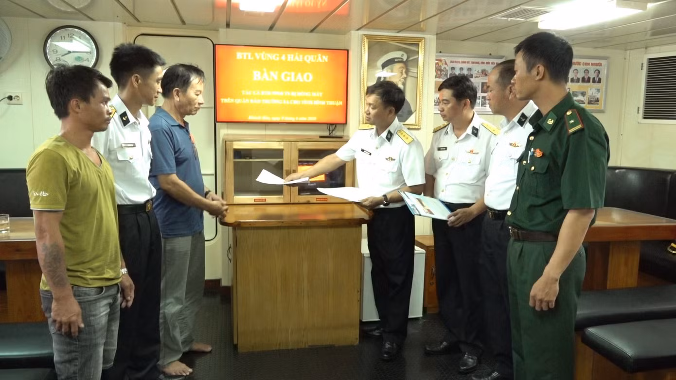 Bộ Tư lệnh Vùng 4 Hải quân bàn giao tàu cá BTh 95968 cho địa phương. Ảnh: Thanh Hoàng.