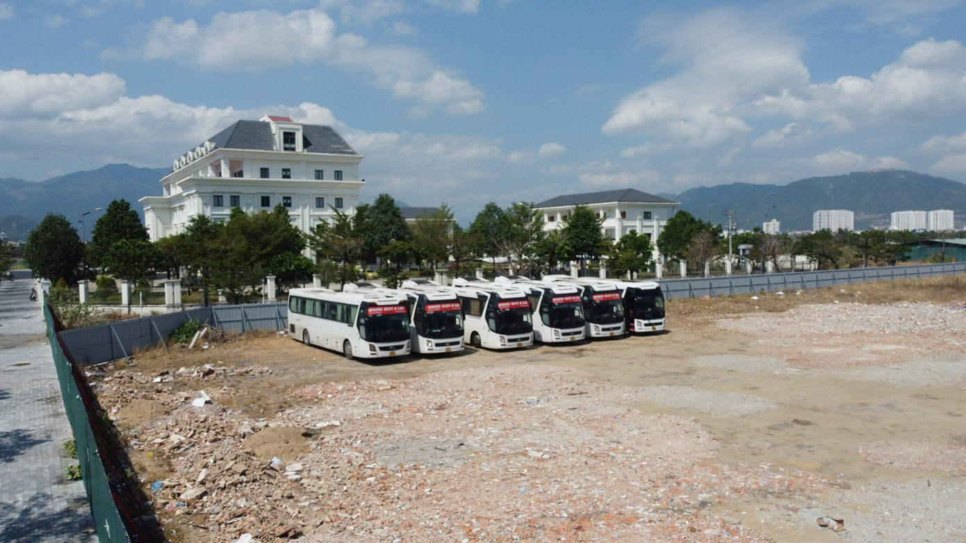 Hiện các bãi giữ xe trái phép trên đất Sân bay Nha Trang cũ đã dừng hoạt động. Ảnh: L.H. Hiện các bãi giữ xe trái phép trên đất Sân bay Nha Trang cũ đã dừng hoạt động. Ảnh: L.H.