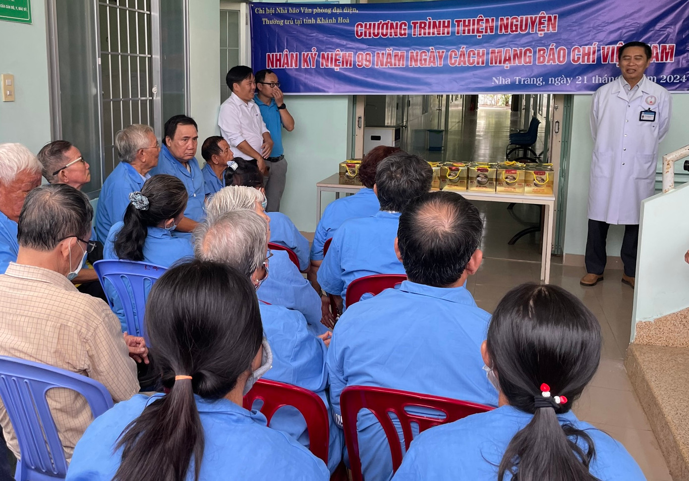 Bác sĩ Huỳnh Trần Tấn Huy (người đứng, ảnh phải) - Giám đốc Bệnh viện Da liễu tỉnh Khánh Hòa, trao đổi về cuộc sống của bệnh nhân phong tại bệnh viện. Bác sĩ Huỳnh Trần Tấn Huy (người đứng, ảnh phải) - Giám đốc Bệnh viện Da liễu tỉnh Khánh Hòa, trao đổi về cuộc sống của bệnh nhân phong tại bệnh viện.