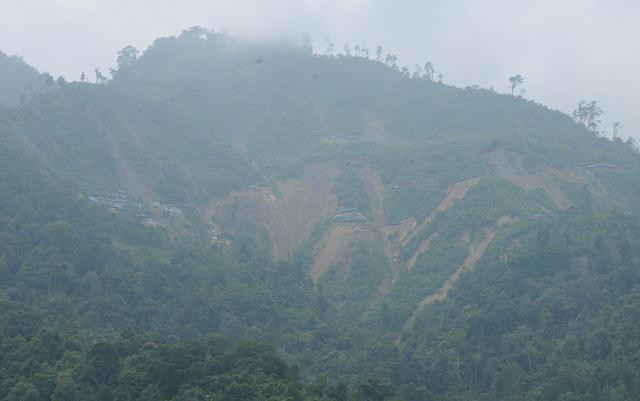Khu vực khai thác vàng trái phép đất đai nham nhở, sạt lở tứ tung. 