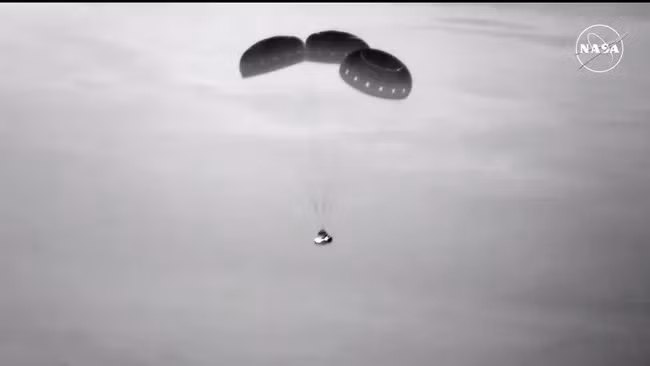 Tàu vũ trụ Starliner của Boeing đang nhảy dù từ trên cao xuống. (Ảnh: NASA TV)