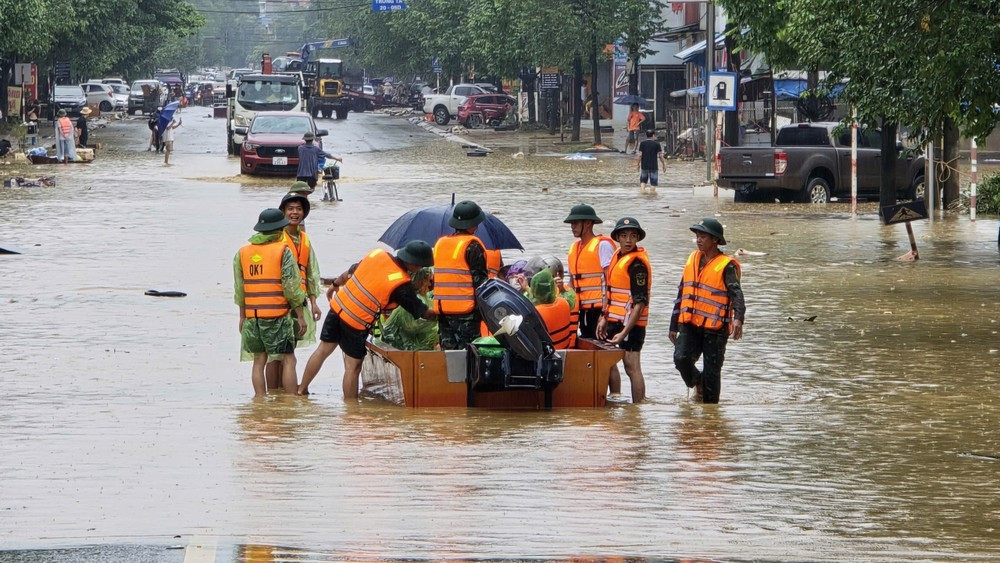 Hỗ trợ người dân khắc phục bão lụt tại Thái Nguyên. (Ảnh: Hoàng Mạnh Thắng) Hỗ trợ người dân khắc phục bão lụt tại Thái Nguyên. (Ảnh: Hoàng Mạnh Thắng)