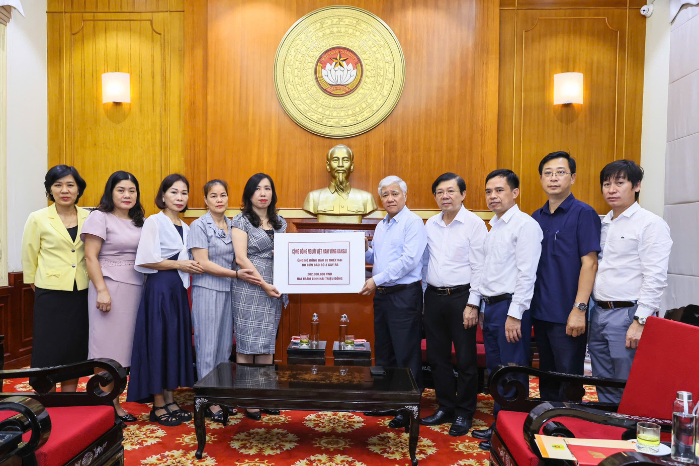Thứ trưởng Lê Thị Thu Hằng trao tặng số tiền ủng hộ của kiều bào cho đồng bào vùng bão lũ. Thứ trưởng Lê Thị Thu Hằng trao tặng số tiền ủng hộ của kiều bào cho đồng bào vùng bão lũ.
