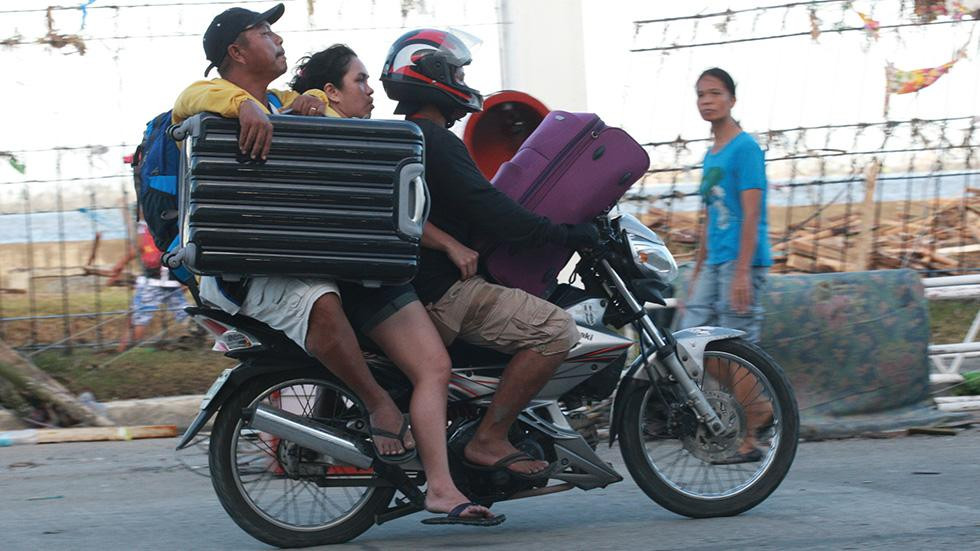 Những người may mắn còn giữ lại được một ít đồ dùng sau khi cơn bão quét qua