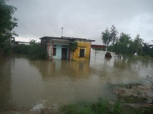 Nhiều nhà dân bị ngập trong nước sau bão. (Ảnh: Đức Phương/TTXVN)