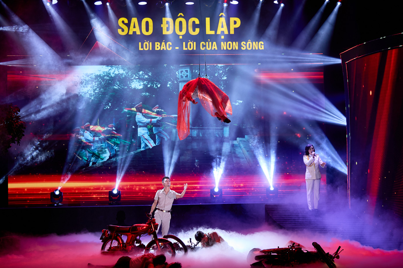 Khúc tráng ca huyền thoại tập trung vào những quyết sách làm nên lịch sử của Bộ Chính trị T.Ư Đảng mà người đứng đầu là Chủ tịch Hồ Chí Minh cùng với Đại tướng Võ Nguyên Giáp và cố Bộ trưởng Bộ Công an Trần Quốc Hoàn đề ra. Chương 2 cũng tái hiện lại câu chuyện về Ban An ninh T.Ư Cục miền Nam chi viện những cán bộ chiến sĩ quả cảm, mưu trí nhập với các mũi trinh sát an ninh Sài Gòn - Chợ Lớn hình thành lực lượng biệt động, nhanh chóng xây dựng các tổ chức vũ trang diệt ác trừ gian, phá hủy những kho hàng, trừ khử những tên bán nước, chiến đấu với Mỹ, Ngụy, bảo vệ Cách mạng chuẩn bị sẵn sàng chờ hiệu lệnh phối hợp Tổng tiến công Mậu Thân năm 1968 Ảnh: Minh Khánh.