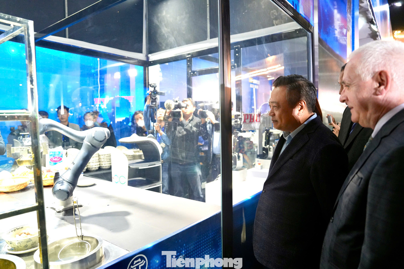 Ngay trong ngày khai mạc lễ hội, Phở số trở thành gian hàng thu hút du khách bậc nhất. Nhiều người mong ngóng được thưởng món phở do robot nấu sẽ có hương vị khác biệt thế nào với con người nấu.