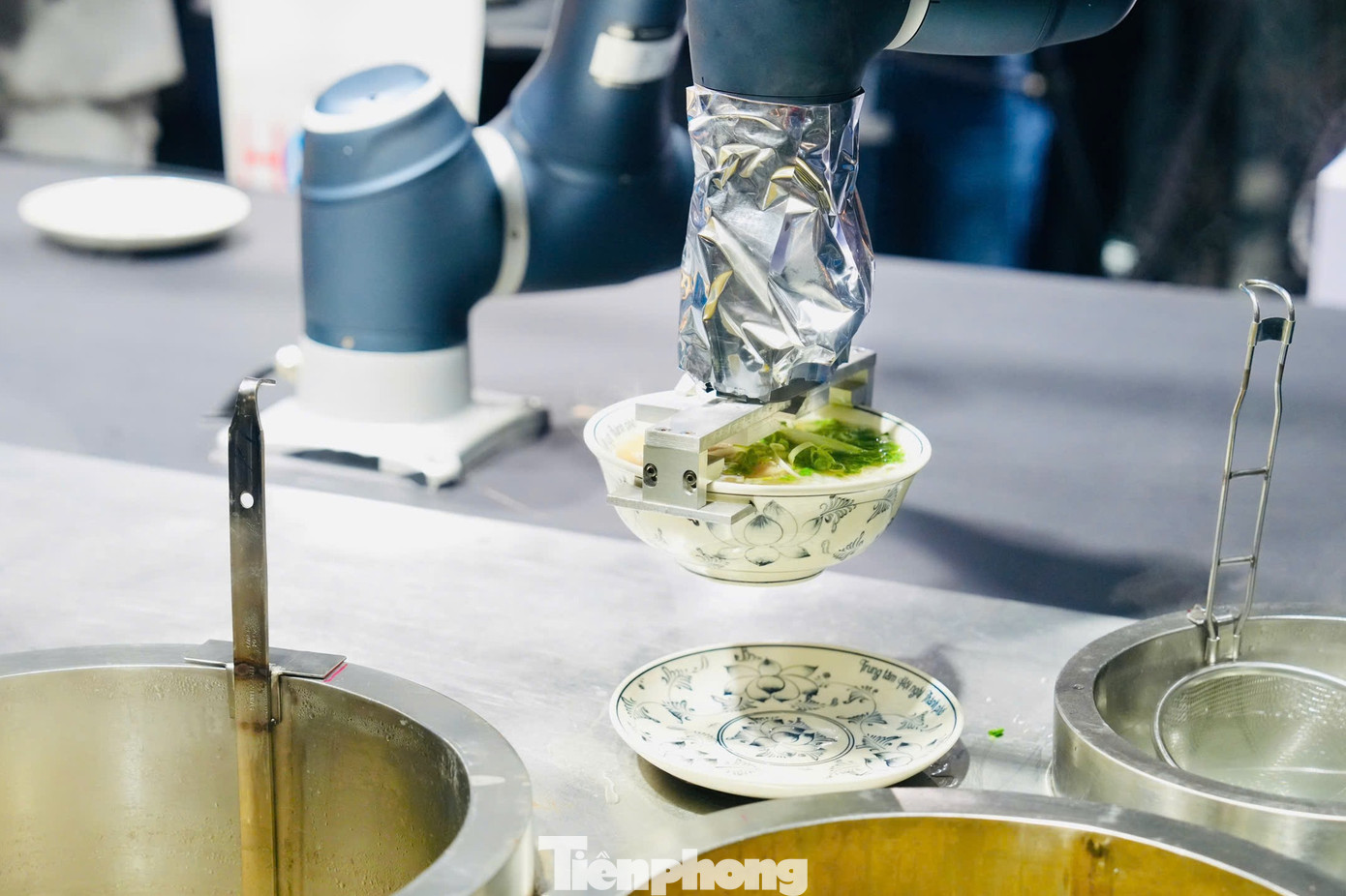 Sau khi hoàn thành robot sẽ đặt bát phở lên một robot chuyên vận chuyển để đưa bát phở đến tận tay thực khách.