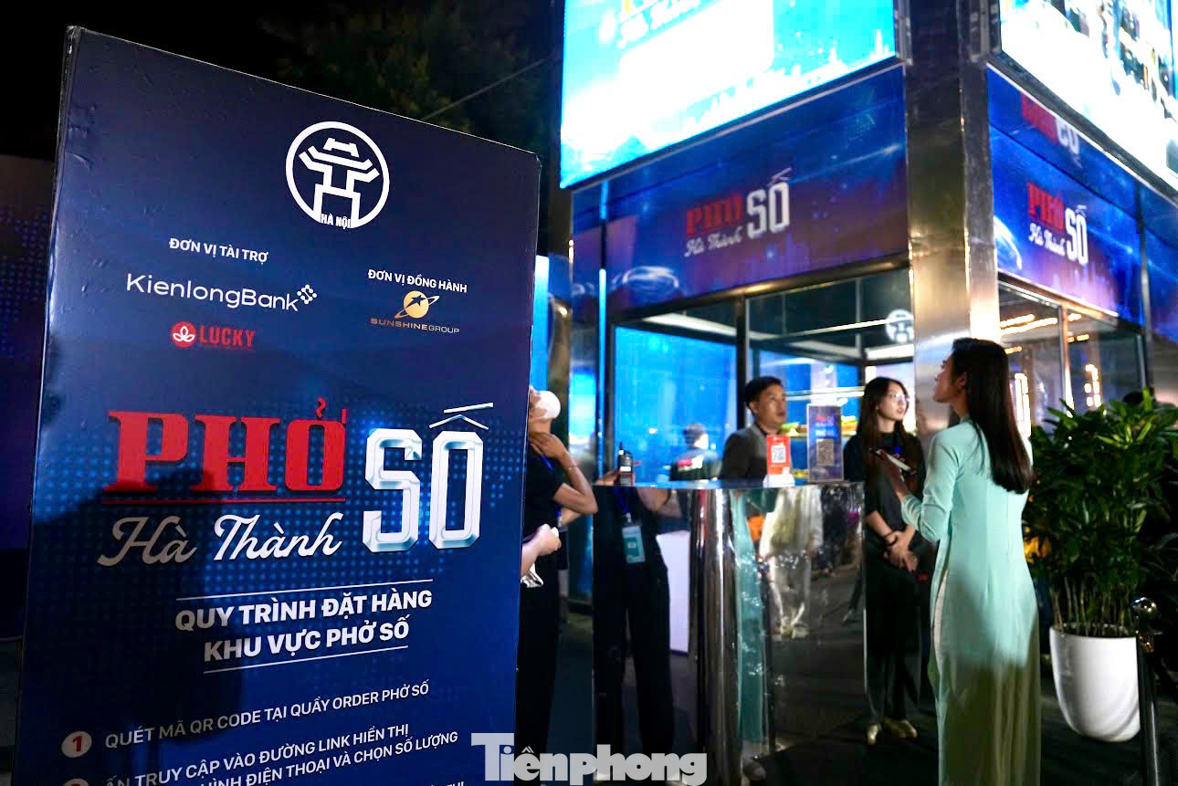 Một trong những điểm nhấn của lễ hội năm nay là gian hàngPhở số Hà thành. Tại đây, du khách được robot thông minh trong phục vụ. Từ công đoạn nấu nước dùng đậm đà đến sắp xếp từng bát phở nóng hổi. Các robot mang đến sự chính xác và đồng nhất trong hương vị, tạo nên một trải nghiệm vừa hiện đại vừa truyền thống.