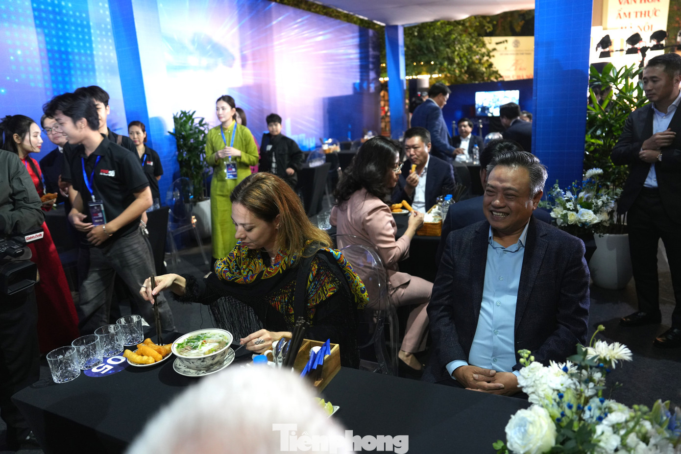 Một trong những vị khách đầu tiên của gian hàng phở số là các đại diện đại sứ quán nước ngoài. Lễ hội còn có sự tham gia của 16 Đại sứ quán các nước: Algeria, Argentina, Azerbaijan, Brazil, Ấn Độ, Iran, Nhật Bản, Mông Cổ, Lào, Liên bang Nga, Srilanka, Thổ Nhĩ Kỳ, Hàn Quốc, Pháp, Italia, Venezuela.