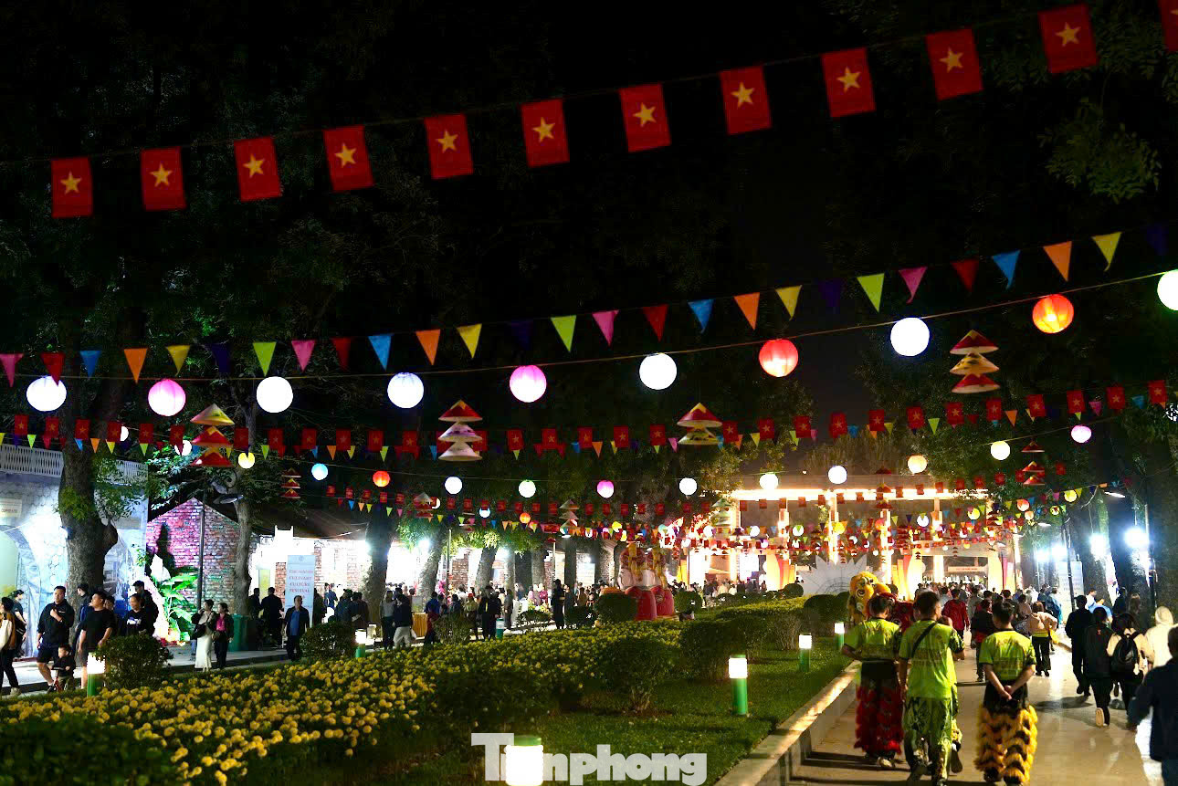 Lễ hội Văn hóa ẩm thực Hà Nội 2024 khai mạc tối 29/11 tại công viên Thống Nhất (Trần Nhân Tông, Hai Bà Trưng). Lễ hội quy tụ hơn 80 gian hàng nhằm giới thiệu đến du khách những nét đặc sắc của văn hóa ẩm thực Việt Nam nói chung và Thủ đô nói riêng.