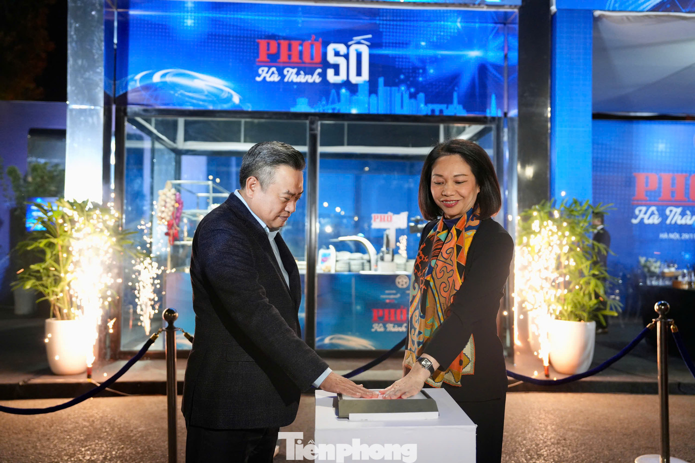Chủ tịch UBND TP. Hà Nội Trần Sỹ Thanh (trái) và Phó Chủ tịch UBND TP. Hà Nội Vũ Thu Hà thực hiện nghi lễ khai trương gian hàng Phở số Hà thành.
