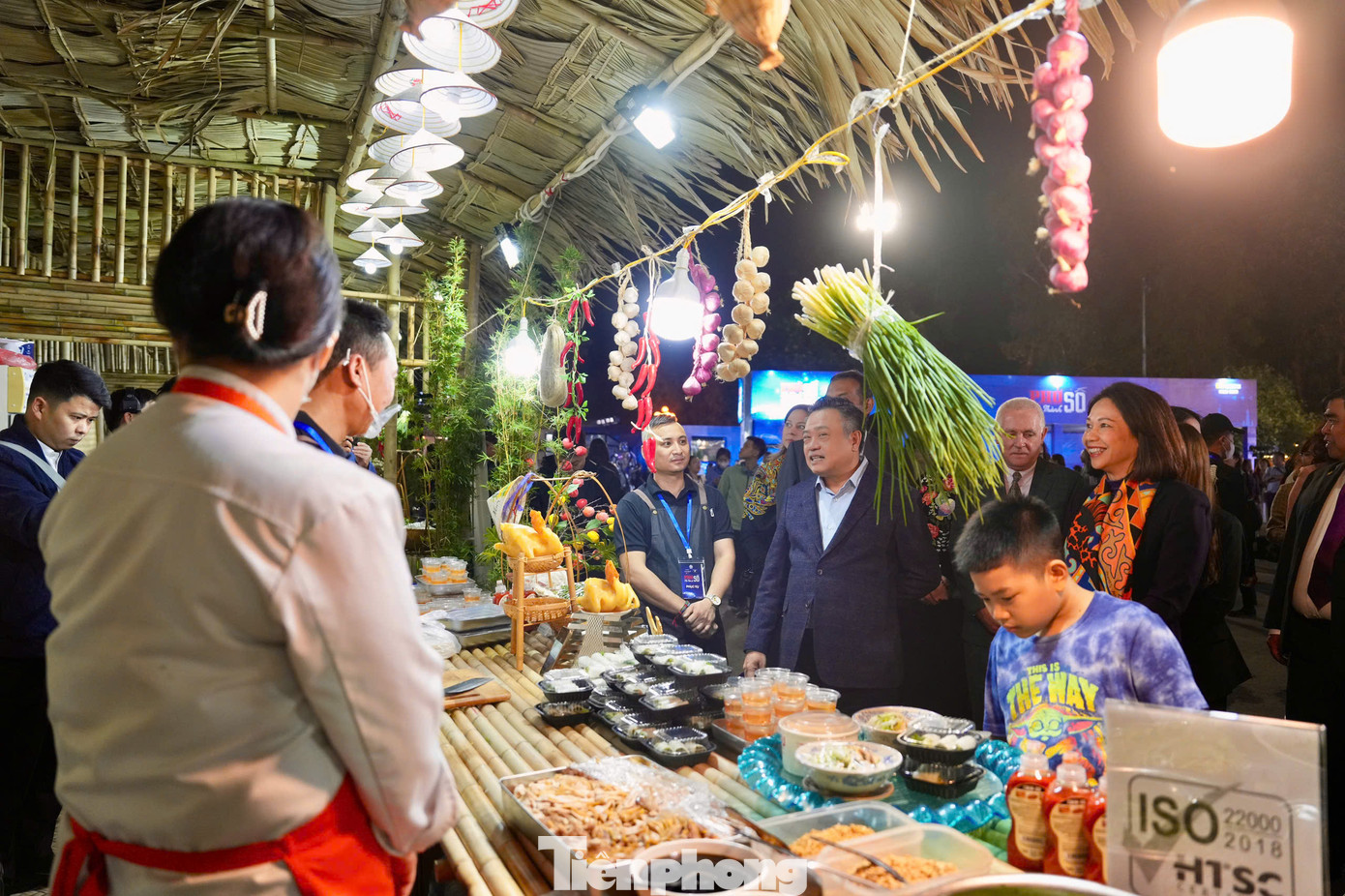 Lựa chọn phở là điểm nhấn, BTC bố trí hàng loạt gian hàng giới thiệu phở Hà Nội. Tại lễ hội có gian hàng của phở Thìn Bờ Hồ, phở gà 37 Hùng Vương, phở xào, phở cuốn...