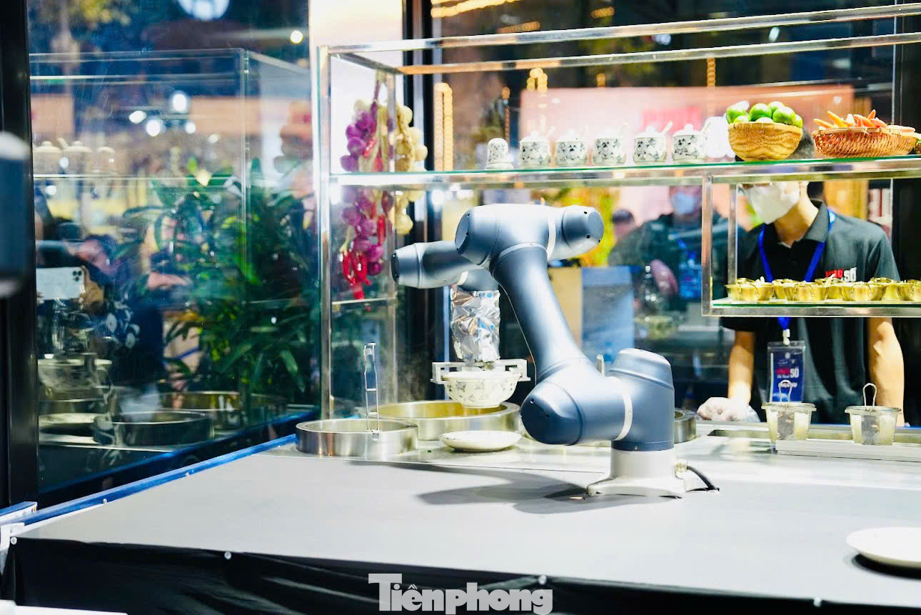 Robot theo trình tự được thiết lập sẵn từ trần phở, thêm thịt, thêm gia vị, hành... và chan nước dùng để có một bát phở phục vụ thực khách.