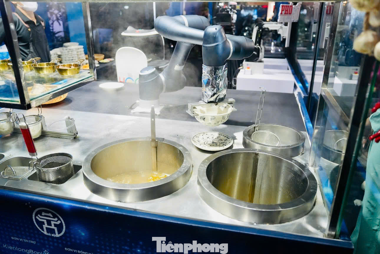 Sau khi hoàn thành robot sẽ đặt bát phở lên một robot chuyên vận chuyển để đưa bát phở đến tận tay thực khách.