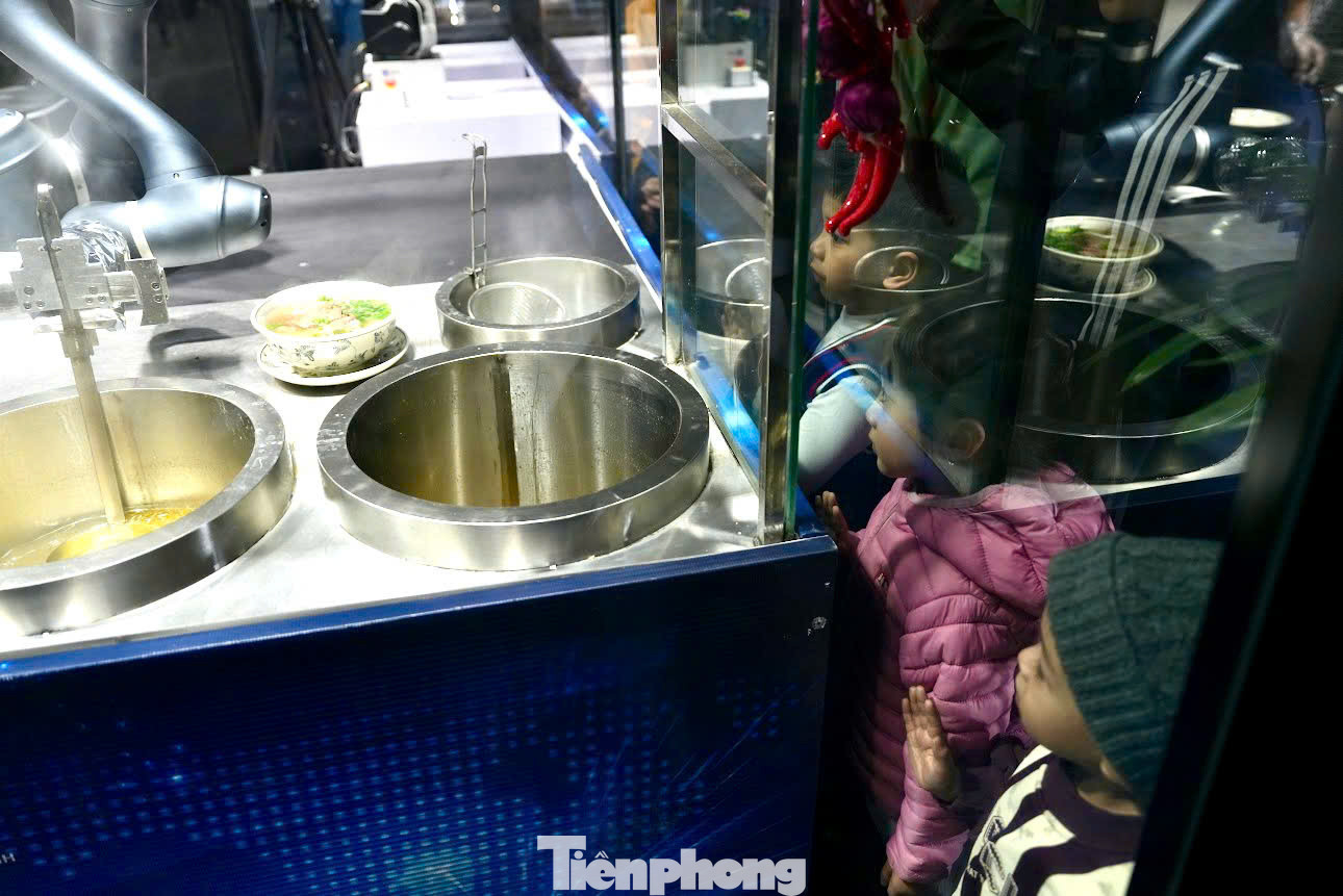 Du khách nhí tò mò, háo hứng xem quá trình robot "sản xuất" một bát phở. Bên cạnh phở Hà Nội, du khách cũng được trải nghiệm các gian hàng ẩm thực truyền thống của Hà Nội và quốc tế. Những sản phẩm ẩm thực tiêu biểu, đặc sắc của các làng nghề truyền thống như bánh tôm Hồ Tây, bún Phú Đô, cốm làng Vòng, cốm Mễ Trì, nem Phùng, cháo se Hạ Mỗ...