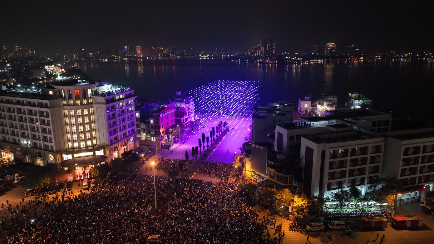 Lễ hội ánh sáng nghệ thuật Hà Nội - Rực rỡ Thăng Long là màn trình diễn drones với số lượng nhiều kỷ lục tại khu vực Đông Nam Á. Buổi diễn được thực hiện tại cung đường Nguyễn Đình Thi - Trích Sài. Từ sớm đã có rất đông người xếp hàng, giữ chỗ để có vị trí đẹp khi thưởng thức buổi diễn.