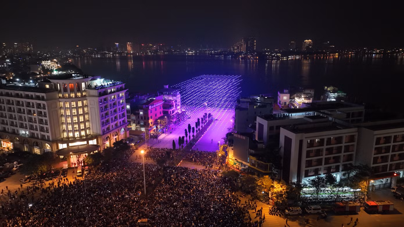 Lễ hội ánh sáng nghệ thuật Hà Nội - Rực rỡ Thăng Long là màn trình diễn drones với số lượng nhiều kỷ lục tại khu vực Đông Nam Á. Buổi diễn được thực hiện tại cung đường Nguyễn Đình Thi - Trích Sài. Từ sớm đã có rất đông người xếp hàng, giữ chỗ để có vị trí đẹp khi thưởng thức buổi diễn.