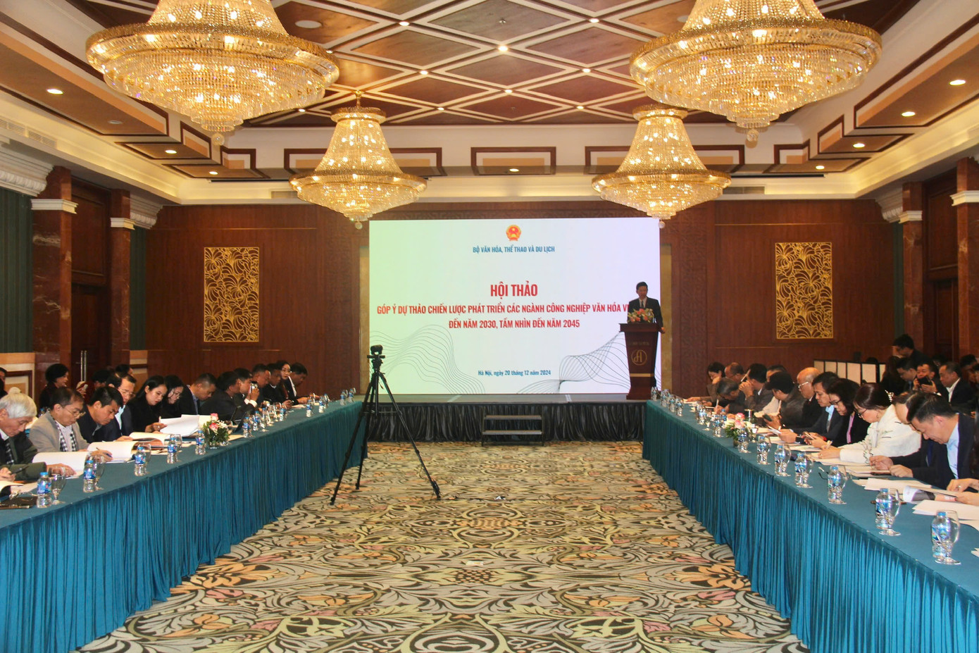 Hội thảo góp ý dự thảo Chiến lược phát triển các ngành CNVH Việt Nam đến năm 2030, tầm nhìn đến năm 2045 do Bộ VHTTDL tổ chức ngày 20/12. Hội thảo góp ý dự thảo Chiến lược phát triển các ngành CNVH Việt Nam đến năm 2030, tầm nhìn đến năm 2045 do Bộ VHTTDL tổ chức ngày 20/12.