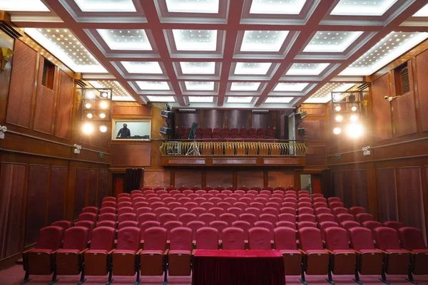 Rạp biểu diễn của Nhà hát Kịch Việt Nam chỉ gồm 182 chỗ ngồi.