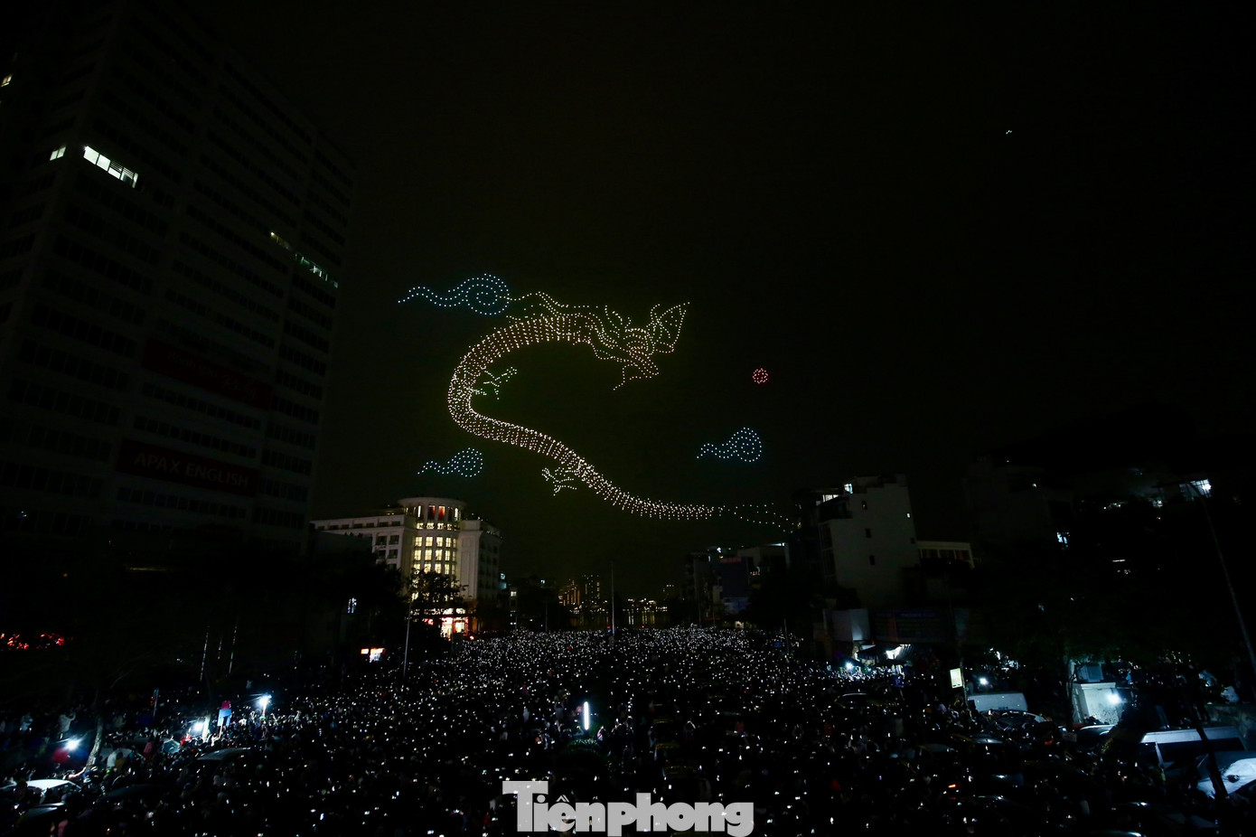 Cuối buổi diễn hình tượng rồng - linh vật của năm 2024 xuất hiện với mong muốn gửi gắm hy vọng về một năm Rồng rực rỡ, một năm đột phá, thăng hoa. Màn trình diễn cũng gửi gắm niềm tin vào vùng đất "rồng bay lên" luôn vững vàng trên con đường phát triển, mở mang phồn thịnh cho đất nước.