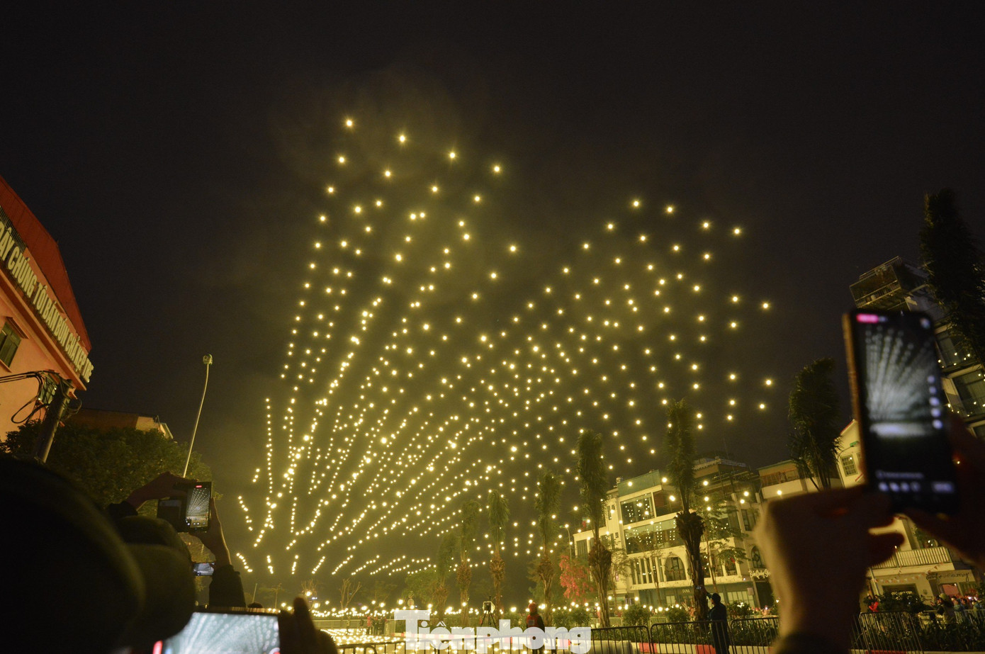 Lễ hội ánh sáng nghệ thuật Hà Nội - Rực rỡ Thăng Long diễn ra vào 23h30 ngày 09/02/2024 (đêm Giao thừa) tại khu vực ngã ba Văn Cao (Hồ Tây, Hà Nội).