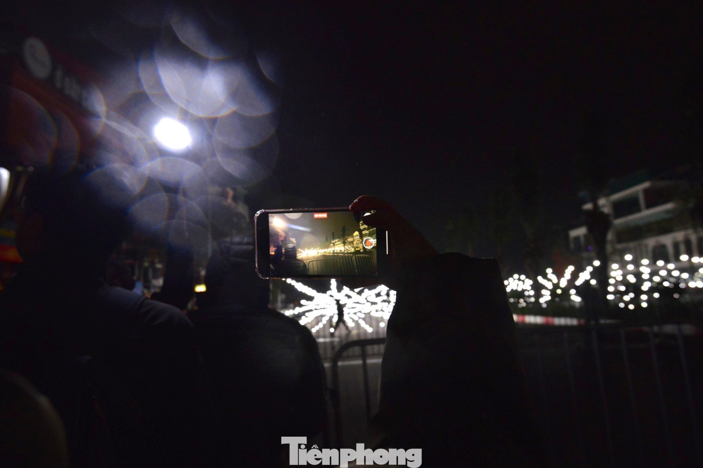 Hàng trăm chiếc điện thoại được sử dụng để ghi lại những hình ảnh đẹp trong buổi diễn.