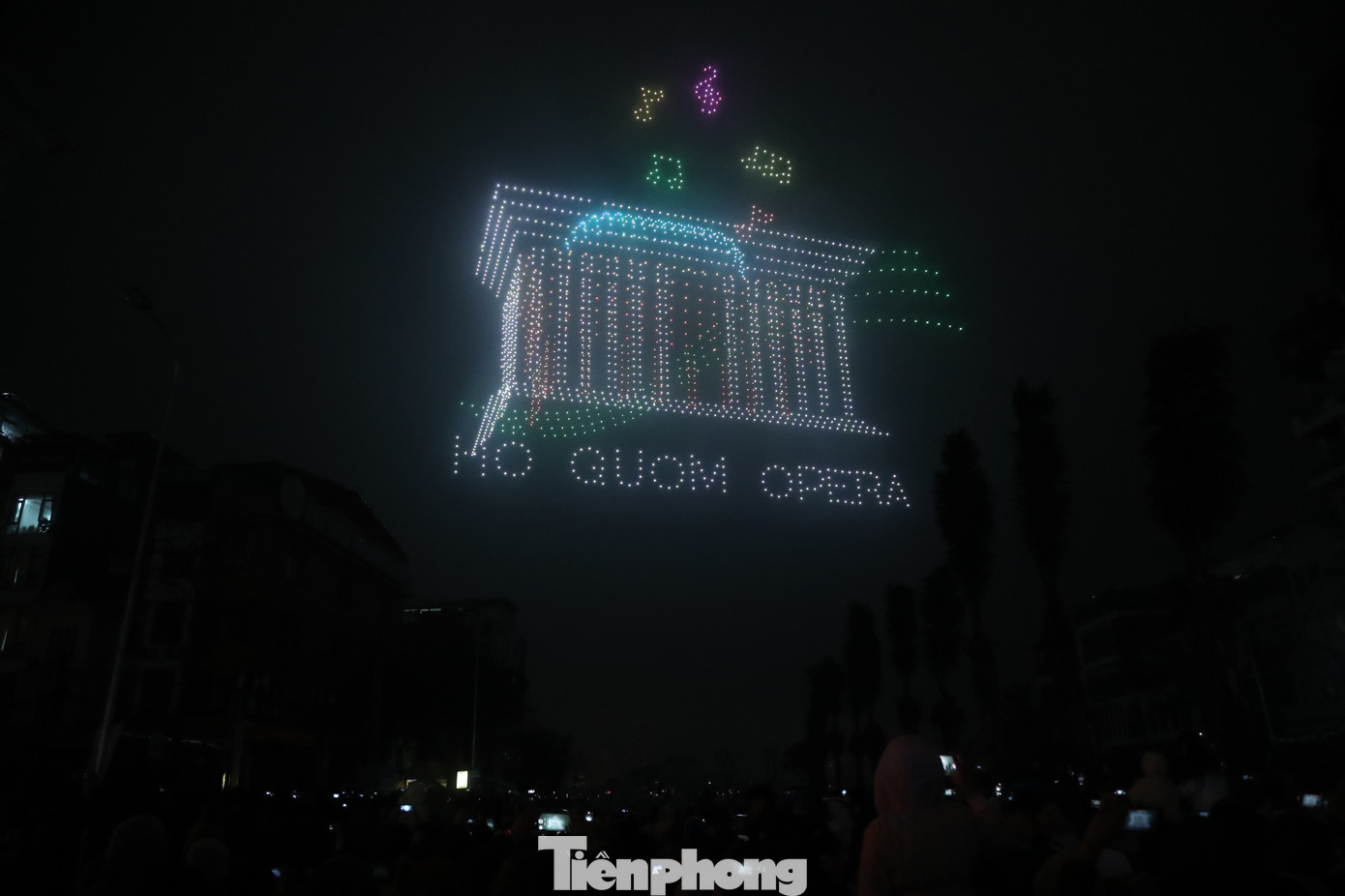 Nhà hát Hồ Gươm - nhà hát mới nhất được xây dựng tại Hà Nội được lựa chọn là một trong những biểu tượng mới của Thủ đô. Nhà hát Hồ Gươm luôn sáng đèn với nhiều buổi diễn ca nhạc, vũ kịch hoành tráng, kết hợp với các nghệ sĩ quốc tế.