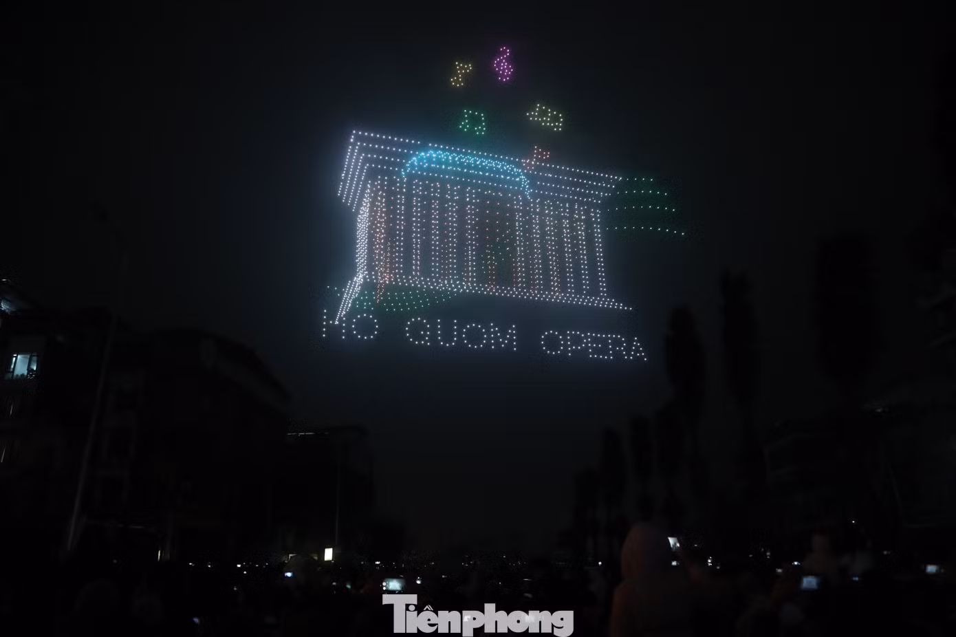 Nhà hát Hồ Gươm - nhà hát mới nhất được xây dựng tại Hà Nội được lựa chọn là một trong những biểu tượng mới của Thủ đô. Nhà hát Hồ Gươm luôn sáng đèn với nhiều buổi diễn ca nhạc, vũ kịch hoành tráng, kết hợp với các nghệ sĩ quốc tế.
