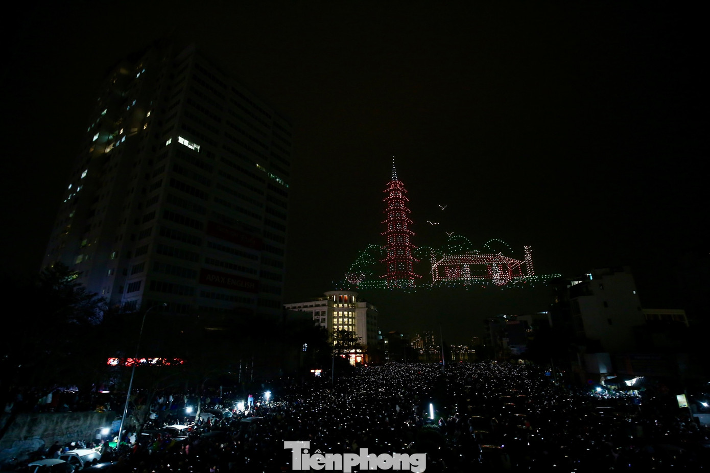 Với nội dung đặc sắc, mới lạ, buổi diễn thu hút hàng nghìn người tham dự, thưởng thức. Khán giả thích thú khi lần đầu chứng kiến các tiết mục của lễ hội ánh sáng. Nhiều khán giả cũng bày tỏ chương trình được duy trì thường niên và trở thành địa điểm đón năm mới lý thú trong các năm tới.