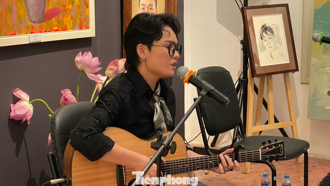 Tại buổi giao lưu, ca sĩ An Nhiên biểu diễn nhiều ca khúc của nhạc sĩ Trần Tiến. Tại buổi giao lưu, ca sĩ An Nhiên biểu diễn nhiều ca khúc của nhạc sĩ Trần Tiến.