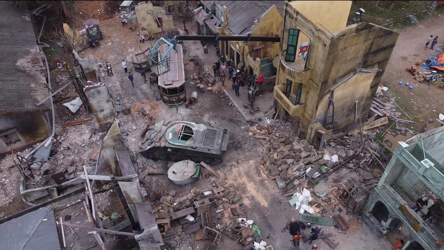 “Tôi và toàn bộ ê-kíp dành nhiều thời gian để chọn bối cảnh nhưng không thể tìm được góc phố nào đáp ứng được yêu cầu của kịch bản. Cuối cùng chúng tôi và nhà sản xuất đi đến một quyết định xây dựng một bối cảnh hoàn toàn mới tại trường quay”, họa sĩ Vũ Viết Hưng tiết lộ.