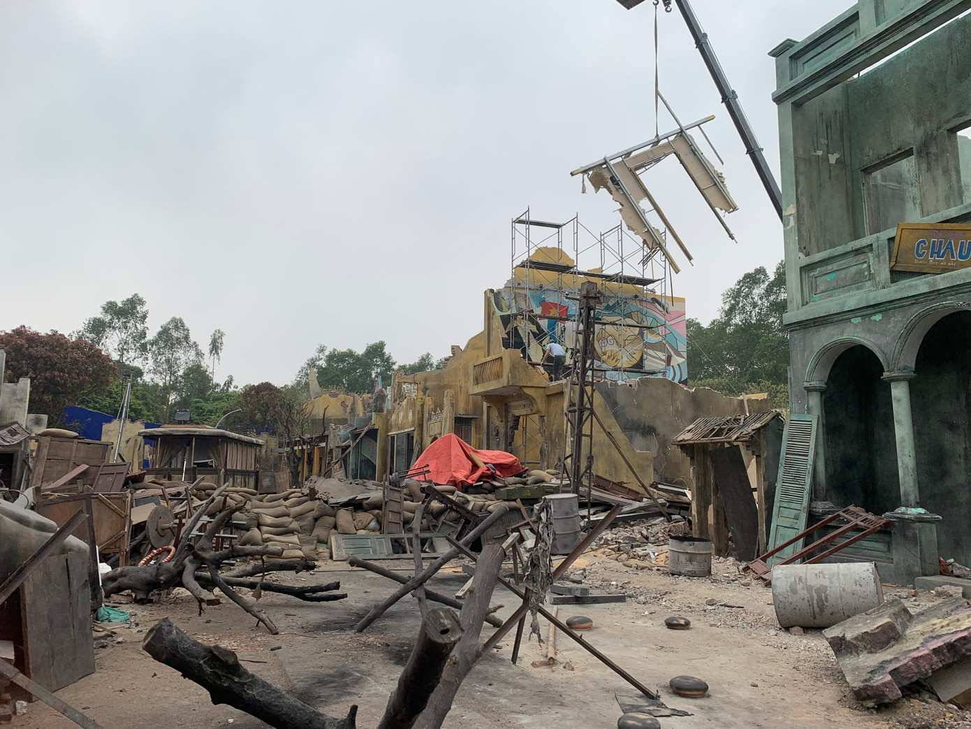 Họa sĩ Vũ Viết Hưng - phụ trách thiết kế mỹ thuật của phim Đào, phở và piano khẳng định việc xây dựng cảnh cho phim là một thách thức rất lớn. Bởi khung cảnh phim xảy ra cách đây 80 năm trước và để tìm được bối cảnh cho phim trong thời điểm này là không thể.