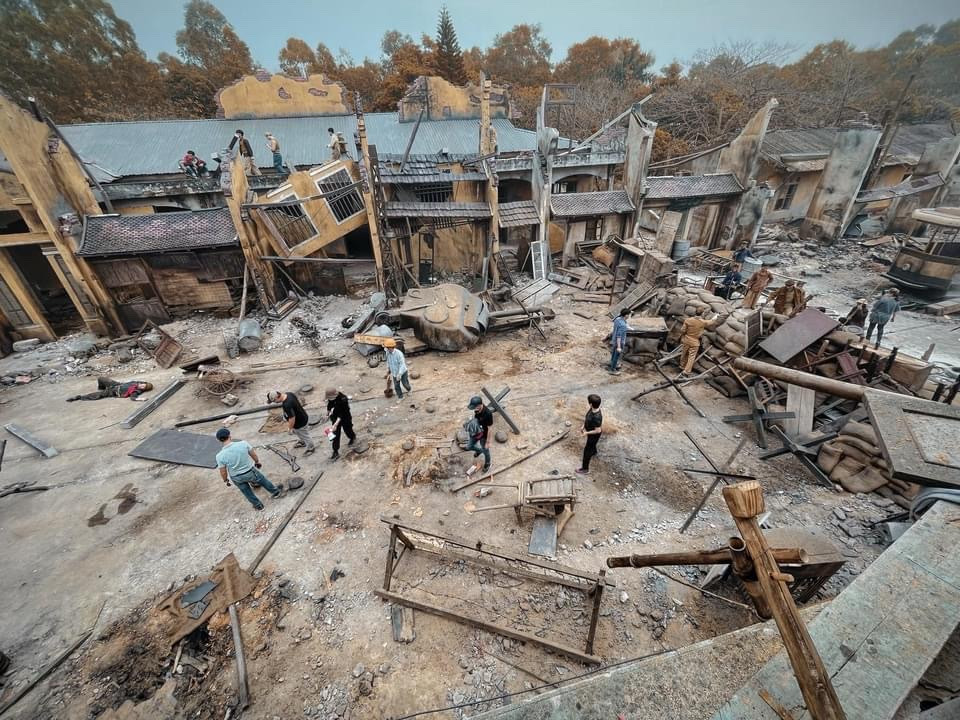 Đoàn làm phim phục dựng khu phố cổ dài 120 m, đường và vỉa hè lên tới 15m chiều rộng, hai dãy nhà san sát hai bên được hình thành từ phác thảo, dựng sa bàn cho tới dựng bối cảnh. Không gian này giúp cho đoàn làm phim có những cảnh toàn, cảnh quay từ trên cao không vướng các công trình hiện đại.