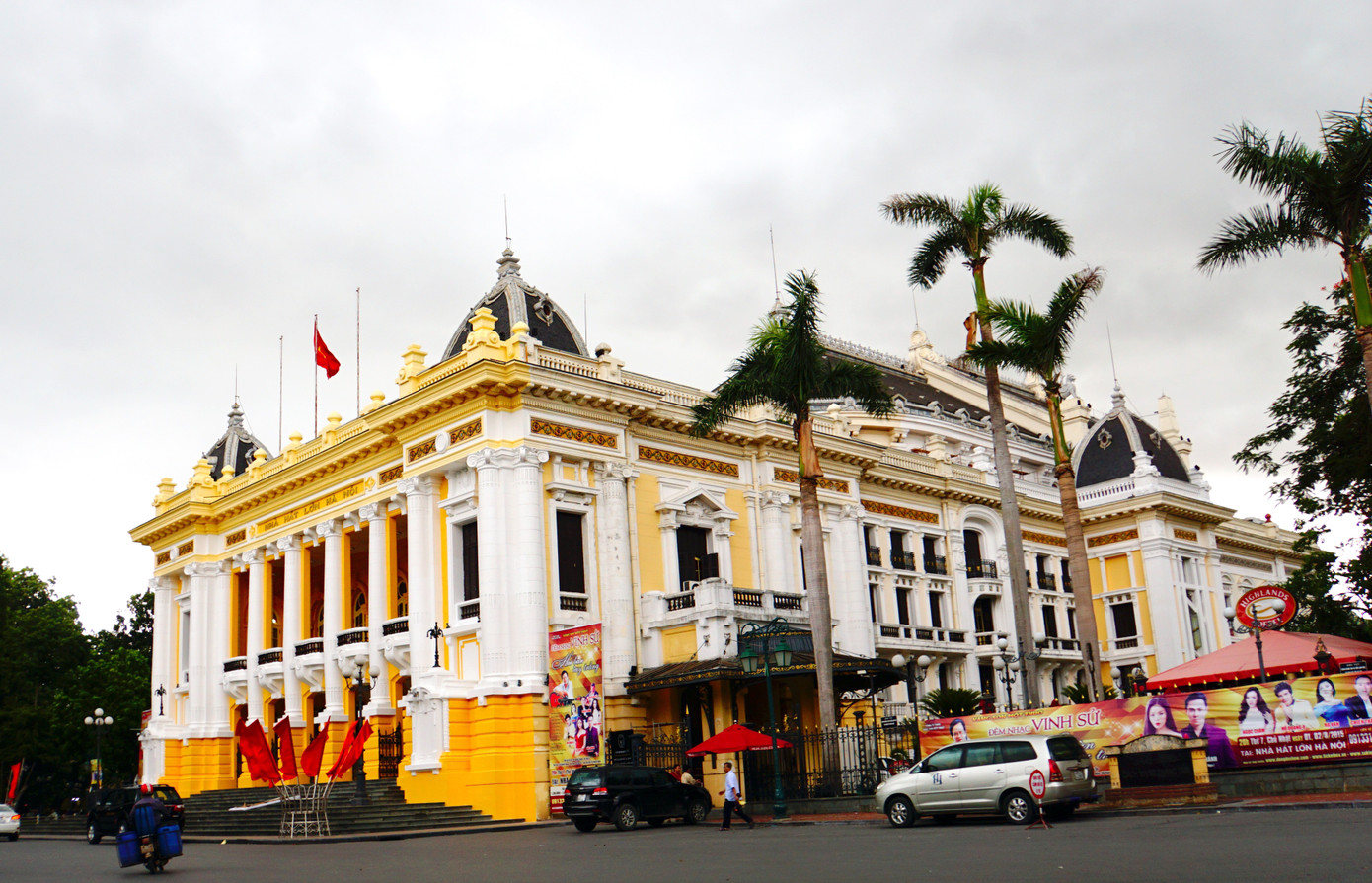 Màu sơn Nhà hát Lớn Hà Nội từng gây xôn xao vì quá chói lóa. Màu sơn Nhà hát Lớn Hà Nội từng gây xôn xao vì quá chói lóa.