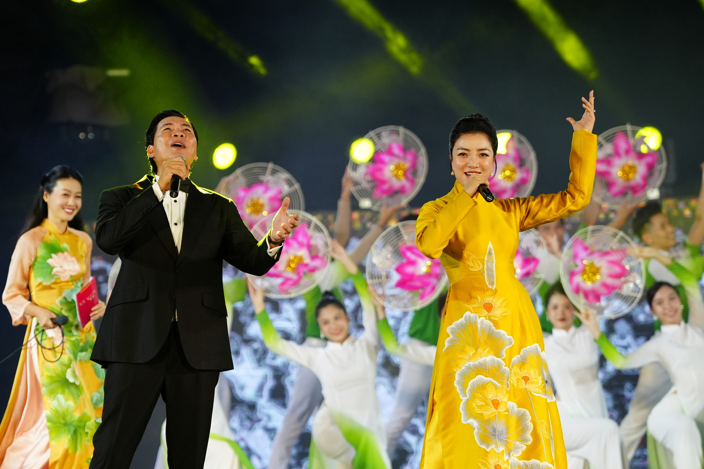 Chương trình nghệ thuật Lời Người để lại kéo dài 90 phút là sự gắn kết hài hòa giữa những phóng sự được đầu tư nghiêm túc cùng các tiết mục nghệ thuật đặc sắc.