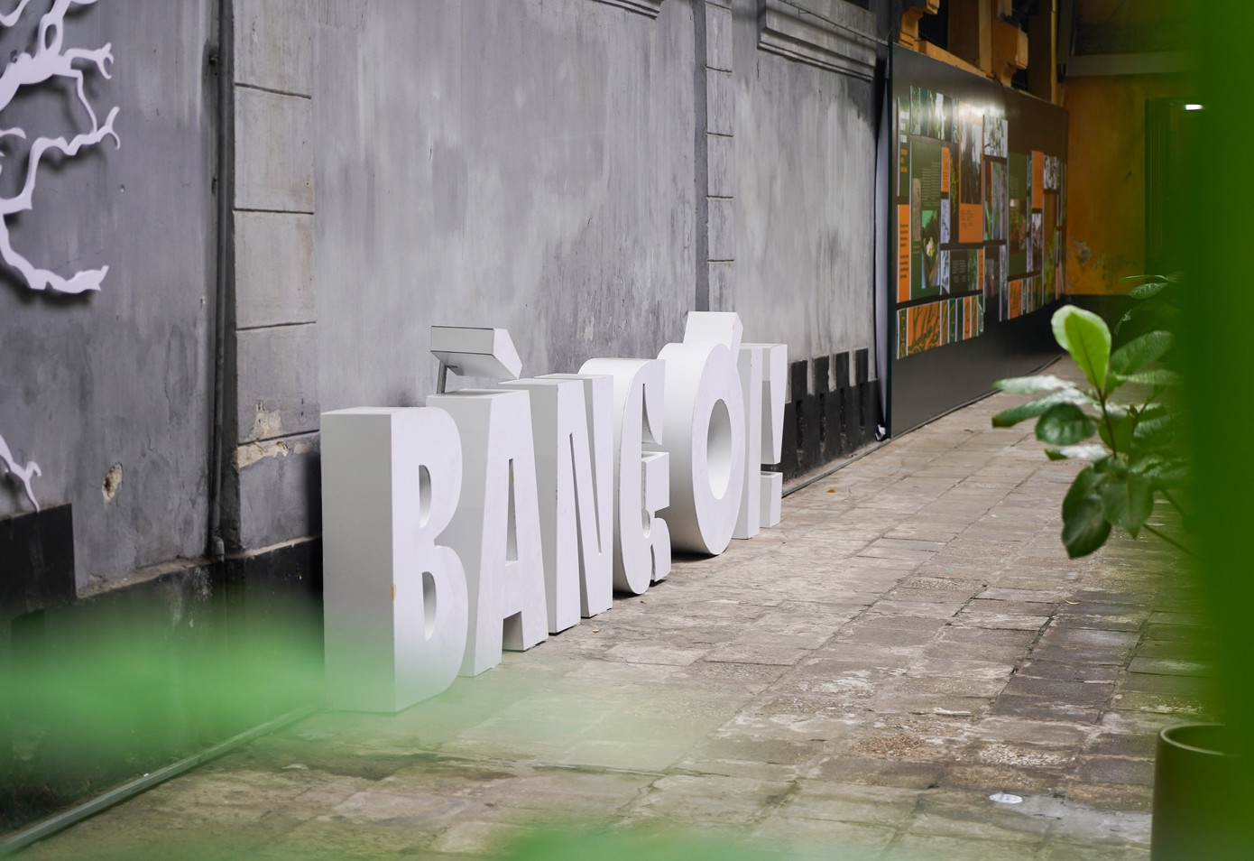 Trưng bày kéo dài từ 8/10-31/12 tại Di tích lịch sử Nhà tù Hỏa Lò (số 1 Hỏa Lò, phường Trần Hưng Đạo, quận Hoàn Kiếm, Hà Nội).